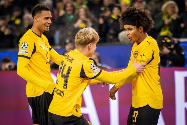 Hráči Dortmundu sa tešia v zápase proti v Villarrealu v 5. kole Ligy majstrov UEFA, zľava Felix Nmecha, Daniel Svensson a Karim Adeyemi