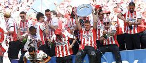 Hráči PSV s trofejou pre majstra Eredivisie