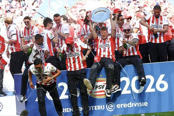 Hráči PSV s&nbsp;trofejou pre&nbsp;majstra Eredivisie