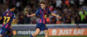 Bude sa dnes barcelonský ofenzívny záložník Fermín López (v strede) tešiť so svojimi spoluhráčmi z víťazstva v 8. kole ligovej fázy Ligy majstrov 2025/26 proti FC Kodaň?