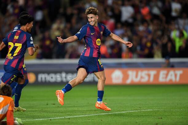 Bude sa dnes barcelonský ofenzívny záložník Fermín López (v strede) tešiť so svojimi spoluhráčmi z víťazstva v 8. kole ligovej fázy Ligy majstrov 2025/26 proti FC Kodaň?