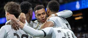 Útočník Realu Madrid Kylian Mbappé (uprostred) oslavuje so svojimi spoluhráčmi gól do siete AS Monaco v 7. kole ligovej fázy Ligy majstrov UEFA 2025/26