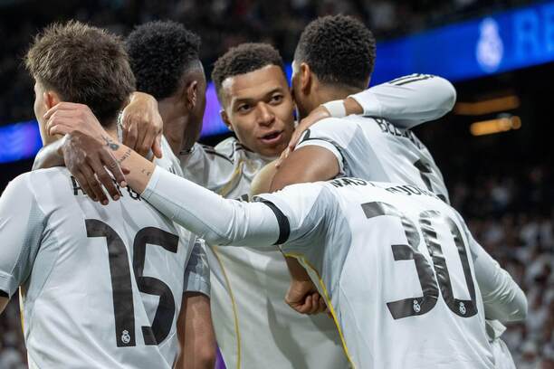 Útočník Realu Madrid Kylian Mbappé (uprostred) oslavuje so svojimi spoluhráčmi gól do siete AS Monaco v 7. kole ligovej fázy Ligy majstrov UEFA 2025/26