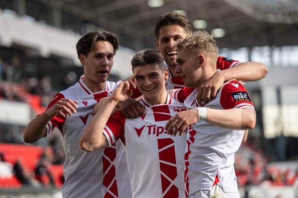 Hráči Trenčína oslavujú gól.