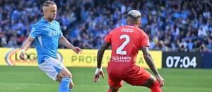 Zľava slovenský záložník Neapola Stanislav Lobotka a brazílsky pravý obranca Fiorentiny Dodô počas zápasu SSC Neapol vs. ACF Fiorentina v 28. kole Serie A 2024/25