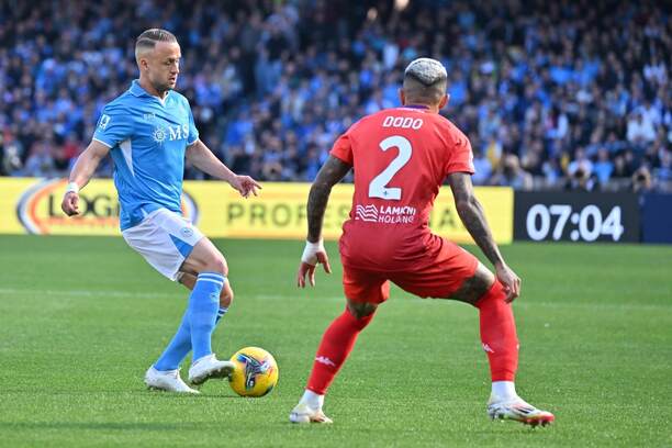 Zľava slovenský záložník Neapola Stanislav Lobotka a&nbsp;brazílsky pravý obranca Fiorentiny Dodô počas zápasu SSC Neapol vs. ACF Fiorentina v&nbsp;28. kole Serie A 2024/25