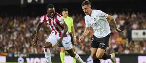Zľava pravý krídelník Bilbaa Iñaki Williams a defenzívny záložník Valencie Baptiste Santamaria počas zápasu Valencia CF vs. Athletic Bilbao v rámci 5. kola La Ligy 2025/26
