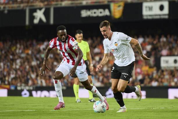 Zľava pravý krídelník Bilbaa Iñaki Williams a&nbsp;defenzívny záložník Valencie Baptiste Santamaria počas zápasu Valencia CF vs. Athletic Bilbao v&nbsp;rámci 5.&nbsp;kola La Ligy 2025/26
