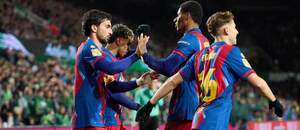 Gólová radosť futbalistov Barcelony v osemfinálovom zápase Copa del Rey proti Racingu Santander, zľava strelec gólu Ferran Torres, Lamine Yamal, Marcus Rashford a Fermín López