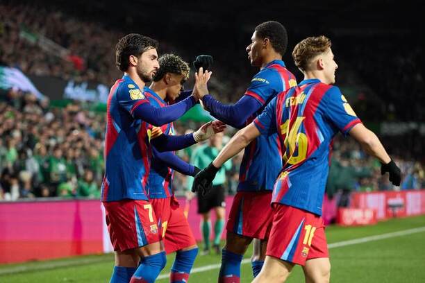 Gólová radosť futbalistov Barcelony v&nbsp;osemfinálovom zápase Copa del Rey proti Racingu Santander, zľava strelec gólu Ferran Torres, Lamine Yamal, Marcus Rashford a&nbsp;Fermín López