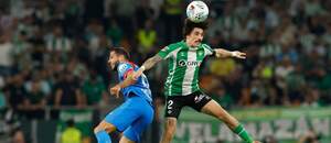 Zľava Dávid Hancko (Atlético) a Hector Bellerín (Betis) v súboji obrancov počas zápasu Real Betis Balompié vs. Atlético de Madrid v rámci 10. kola španielskej La Ligy 2025/26