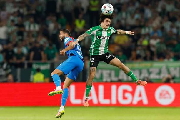 Zľava Dávid Hancko (Atlético) a&nbsp;Hector Bellerín (Betis) v&nbsp;súboji obrancov počas zápasu Real Betis Balompié vs. Atlético de Madrid v&nbsp;rámci 10. kola španielskej La Ligy 2025/26