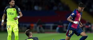 Zľava ľavý obranca Johan Mojica, stredný záložník Sergi Darder (obaja Mallorca) a pravý krídelník Barcelony Lamine Yamal počas zápasu FC Barcelona RCD Mallorca v rámci 33. kola La Ligy 2024/25