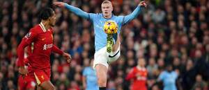 Zľava obranca Liverpoolu Virgil van Dijk a útočník Man City Erling Haaland počas zápasu Liverpool FC vs. Manchester City v decembrovom 13. kole Premier League 2024/25 na štadióne Anfield