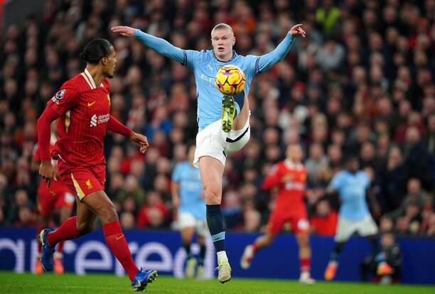 Zľava obranca Liverpoolu Virgil van Dijk a útočník Man City Erling Haaland počas zápasu Liverpool FC vs. Manchester City v decembrovom 13. kole Premier League 2024/25 na štadióne Anfield