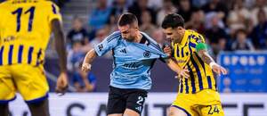 Róbert Mak (Slovan) v súboji s Christiánom Hercom (DAC).