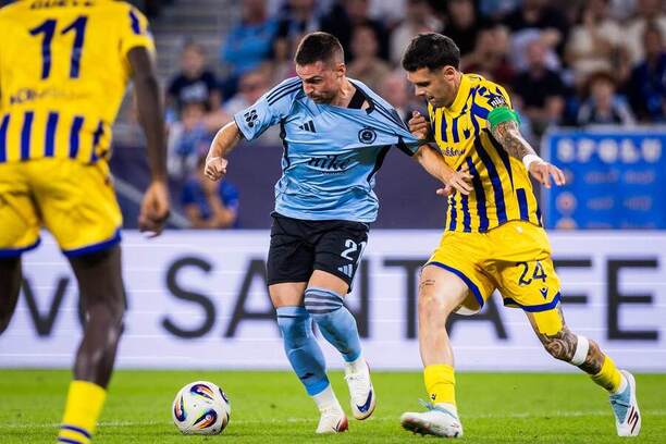 Róbert Mak (Slovan) v súboji s Christiánom Hercom (DAC).