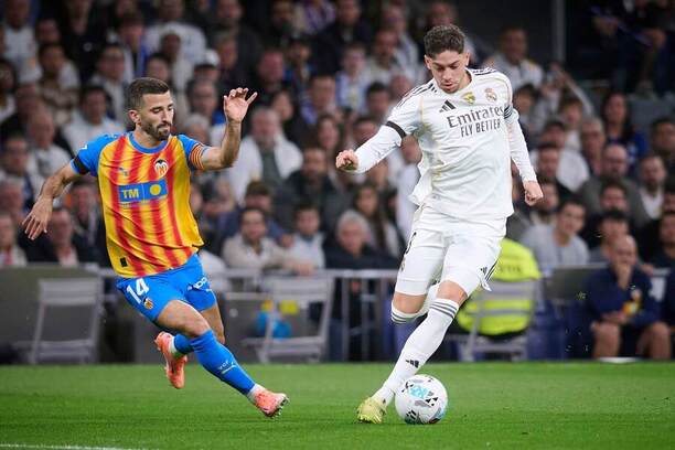 José Luis Gayá (Valencia) a&nbsp;Federico Valverde (Real Madrid)