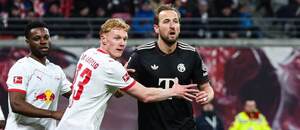 Nicolas Seiwald (Lipsko) bráni Harryho Kana (Bayern)