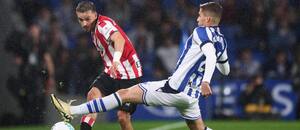 Zľava obranca Bilbaa Andoni Gorosabel a ofenzívny záložník Realu Sociedad Arsen Zakharyan počas zápasu Athletic Bilbao vs. Real Sociedad v rámci 11. kola španielskej La Ligy 2025/26