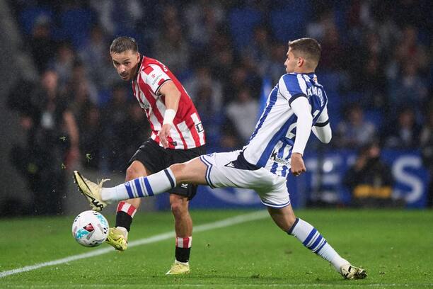 Zľava obranca Bilbaa Andoni Gorosabel a&nbsp;ofenzívny záložník Realu Sociedad Arsen Zakharyan počas zápasu Athletic Bilbao vs. Real Sociedad v&nbsp;rámci 11. kola španielskej La Ligy 2025/26