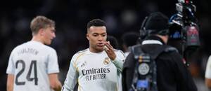 Kylian Mbappé (Real Madrid) posiela pusu televíznym divákom.