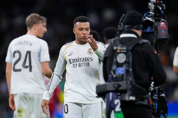 Kylian Mbappé (Real Madrid) posiela pusu televíznym divákom.