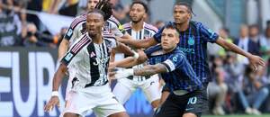 Súboj hráčov Juventusu a Interu, v popredí Khephren Thuram (Juventus) a Lautaro Martínez (Inter).