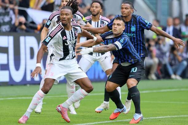Súboj hráčov Juventusu a&nbsp;Interu, v&nbsp;popredí Khephren Thuram (Juventus) a&nbsp;Lautaro Martínez (Inter).