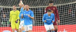 Radosť záložníka Neapolu Stanislava Lobotku (v strede) a jeho spoluhráčov po víťazstve nad AS Rím v novembri 2024