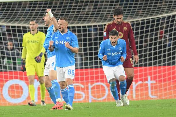 Radosť záložníka Neapolu Stanislava Lobotku (v strede) a&nbsp;jeho spoluhráčov po&nbsp;víťazstve nad&nbsp;AS Rím v&nbsp;novembri 2024