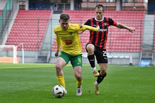 Zľava krídelník Žiliny Patrik Iľko a obranca Trnavy Martin Mikovič počas zápasu FC Spartak Trnava vs. MŠK Žilina v rámci 4. kola skupiny o titul Niké ligy 2024/25