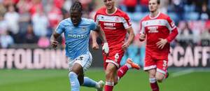 Útočník Coventry Brandon Thomas-Asante (v modrom) počas zápasu proti Middlesbrough v májovom 46. kole anglickej Championship 2024/25