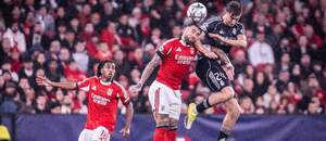 Sprava Dean Huijsen (Real Madrid) a Nicolás Otamendi (Benfica) v súboji obrancov v zápase SL Benfica vs. Real Madrid v 8. kole ligovej fázy Ligy majstrov 2025/26, vľavo sleduje situáciu záložník lisabonského tímu Leandro Barreiro