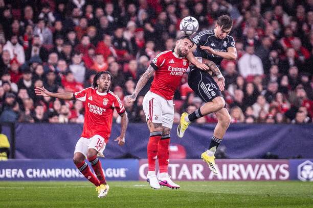 Sprava Dean Huijsen (Real Madrid) a Nicolás Otamendi (Benfica) v súboji obrancov v zápase SL Benfica vs. Real Madrid v 8. kole ligovej fázy Ligy majstrov 2025/26, vľavo sleduje situáciu záložník lisabonského tímu Leandro Barreiro