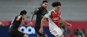 Krídelník AS Monaco Maghnes Akliouche (vpravo) sa snaží zbaviť ofenzívneho záložníka Kang-in Lee (vľavo) a obrancu Lucasa Hernándeza z PSG počas zápasu AS Monaco vs. Paris Saint-Germain FC v rámci 14. kola francúzskej Ligue 1 2025/26