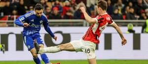 Šancu záložníka Como Lucasa Da Cunhu (vľavo) sa snaží zmariť obranca Milána Matteo Gabbia počas zápasu AC Miláno vs. Como 1907 v rámci 29. kola talianskej Serie A 2024/2025