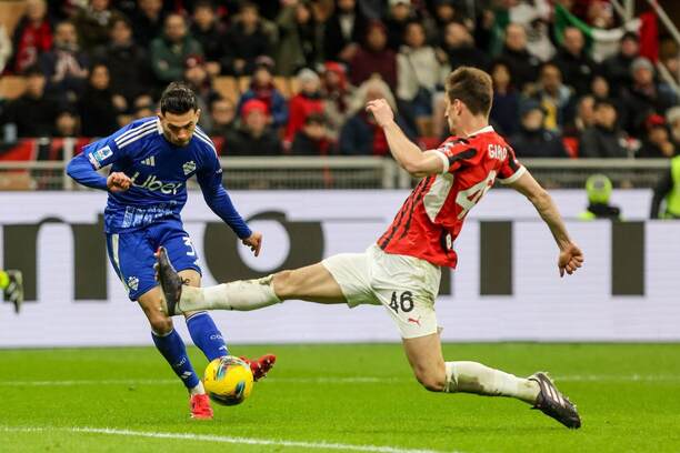 Šancu záložníka Como Lucasa Da Cunhu (vľavo) sa snaží zmariť obranca Milána Matteo Gabbia počas zápasu AC Miláno vs. Como 1907 v&nbsp;rámci 29. kola talianskej Serie A 2024/2025