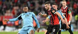 V popredí súboj záložníkov, zľava Rahim Ibrahim (Slovan) a Giorgi Moistsrapishvili (Trnava) počas zápasu FC Spartak Trnava vs. ŠK Slovan Bratislava v rámci 11. kola Niké ligy 2025/26