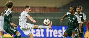 Ofenzívny záložník Plzne Denis Višinský (uprostred) v obkolesení hráčov Panathinaikosu počas zápasu Panathinaikos FC vs. FC Viktoria Plzeň v rámci 6. kola ligovej fázy Európskej ligy UEFA 2025/26