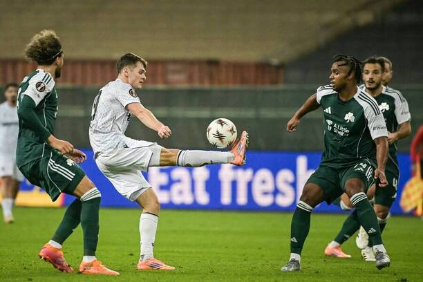 Ofenzívny záložník Plzne Denis Višinský (uprostred) v obkolesení hráčov Panathinaikosu počas zápasu Panathinaikos FC vs. FC Viktoria Plzeň v rámci 6. kola ligovej fázy Európskej ligy UEFA 2025/26
