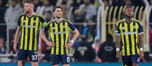 Hráči Fenerbahce počas zápasu 7. kola ligovej fázy Európskej ligy proti Aston Ville, zľava Milan Škriniar, Ismail Yuksek a Fred