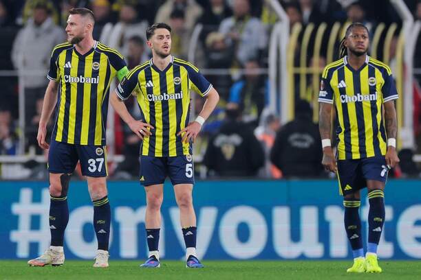 Hráči Fenerbahce počas zápasu 7. kola ligovej fázy Európskej ligy proti Aston Ville, zľava Milan Škriniar, Ismail Yuksek a Fred