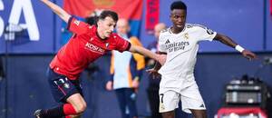 Zľava útočník Osasuny Ante Budimir a krídelník Realu Vinicius Júnior počas zápasu CA Osasuna vs. Real Madrid CF v rámci 24. kola La Ligy 2024/25