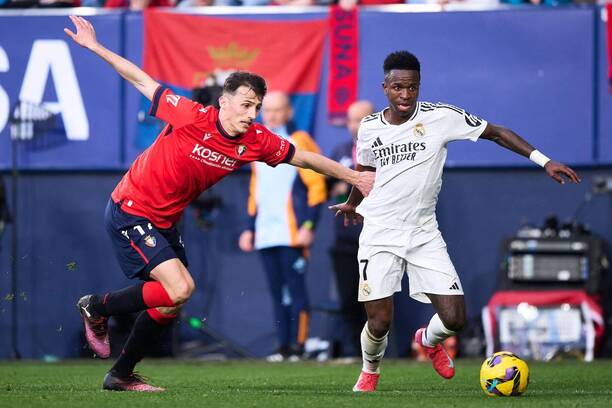 Zľava útočník Osasuny Ante Budimir a&nbsp;krídelník Realu Vinicius Júnior počas zápasu CA Osasuna vs. Real Madrid CF v&nbsp;rámci 24. kola La Ligy 2024/25