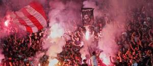 Na tribúnach je počas belehradského derby poriadne horúco.