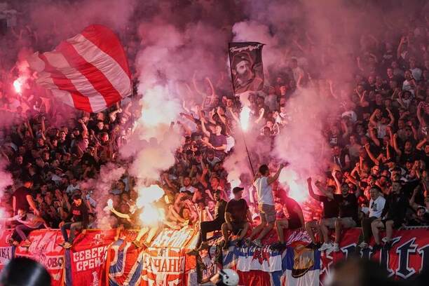 Na tribúnach je počas belehradského derby poriadne horúco.