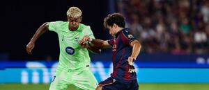 Lamine Yamal (Barcelona) a Manu Sanchez (Levante)