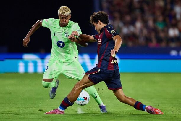 Lamine Yamal (Barcelona) a&nbsp;Manu Sanchez (Levante)