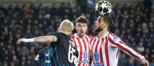 Obranca Club Bruggy Joaquin Seys (vľavo) a Dávid Hancko z Atlético Madrid (vpravo) v súboji o loptu počas prvého zápasu Club Brugge KV vs. Atlético de Madrid v rámci predkola osemfinále Ligy majstrov UEFA 2025/2026